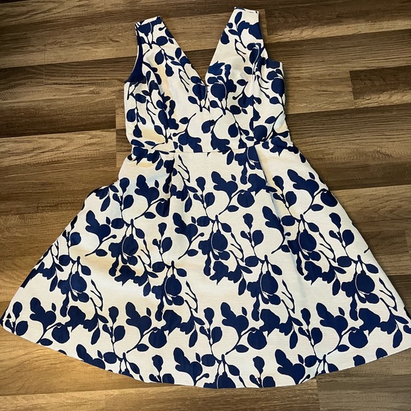 Betsey Johnson Floral Jacquard V-Neck Fit & Flare SZ 6 - Picture 10 of 16